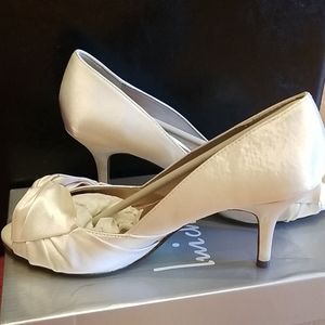 Luiciny designer peep toe white satin pumps 8 NWT
